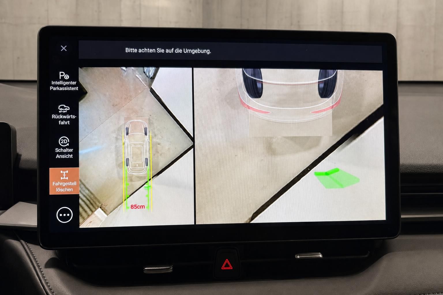 360-Grad-Kamera-System und Parkassistent auf dem Touchscreen