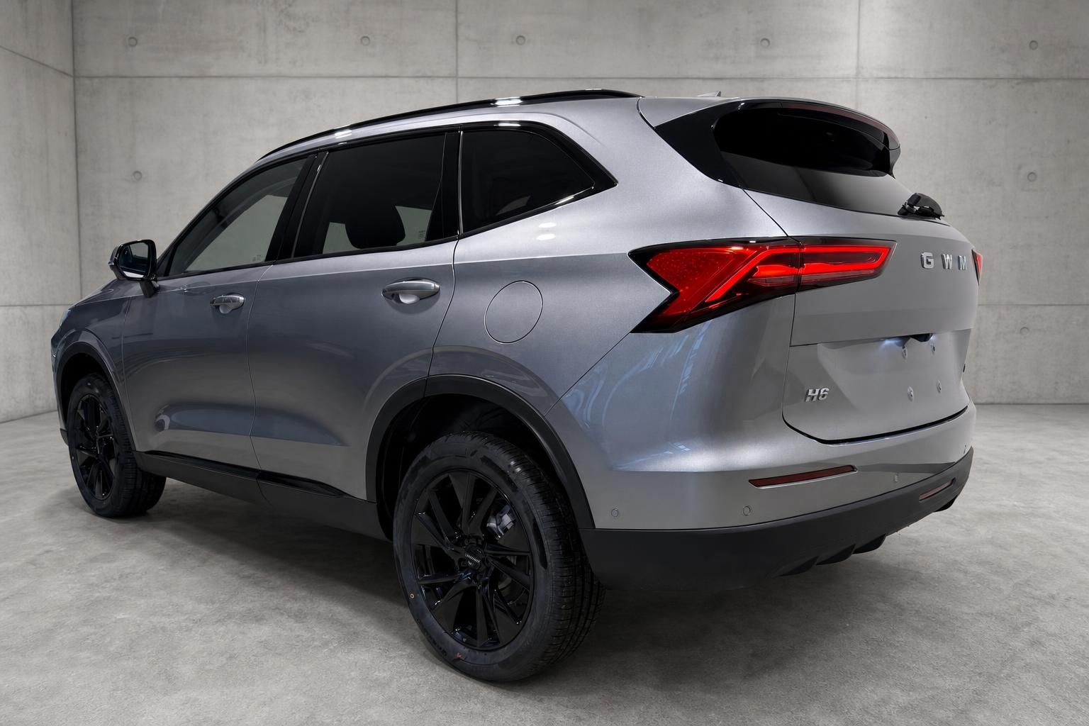 GWM H6 SUV in Silber, Heckansicht mit schwarzen Felgen im Studio