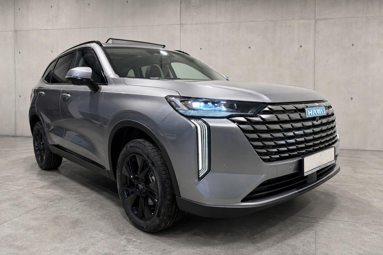 Haval SUV in Grau, seitliche Frontansicht mit Dachreling im Studio