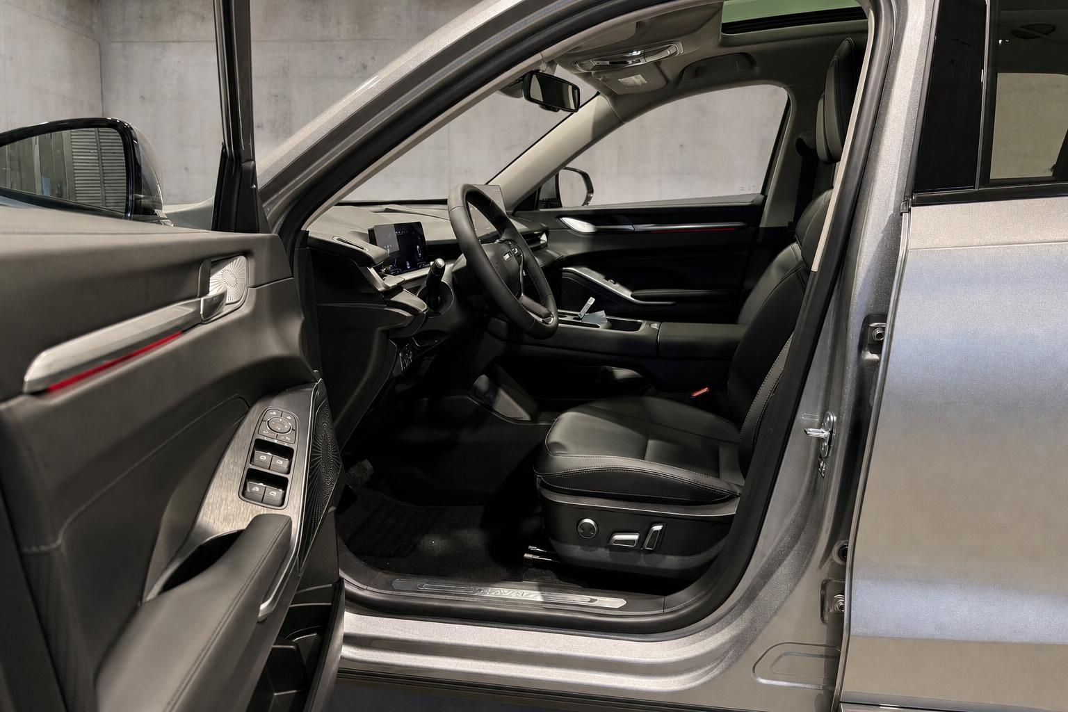 Fahrzeug Innenraum mit schwarzem Ledersitz und Cockpit, Blick durch offene Tuer