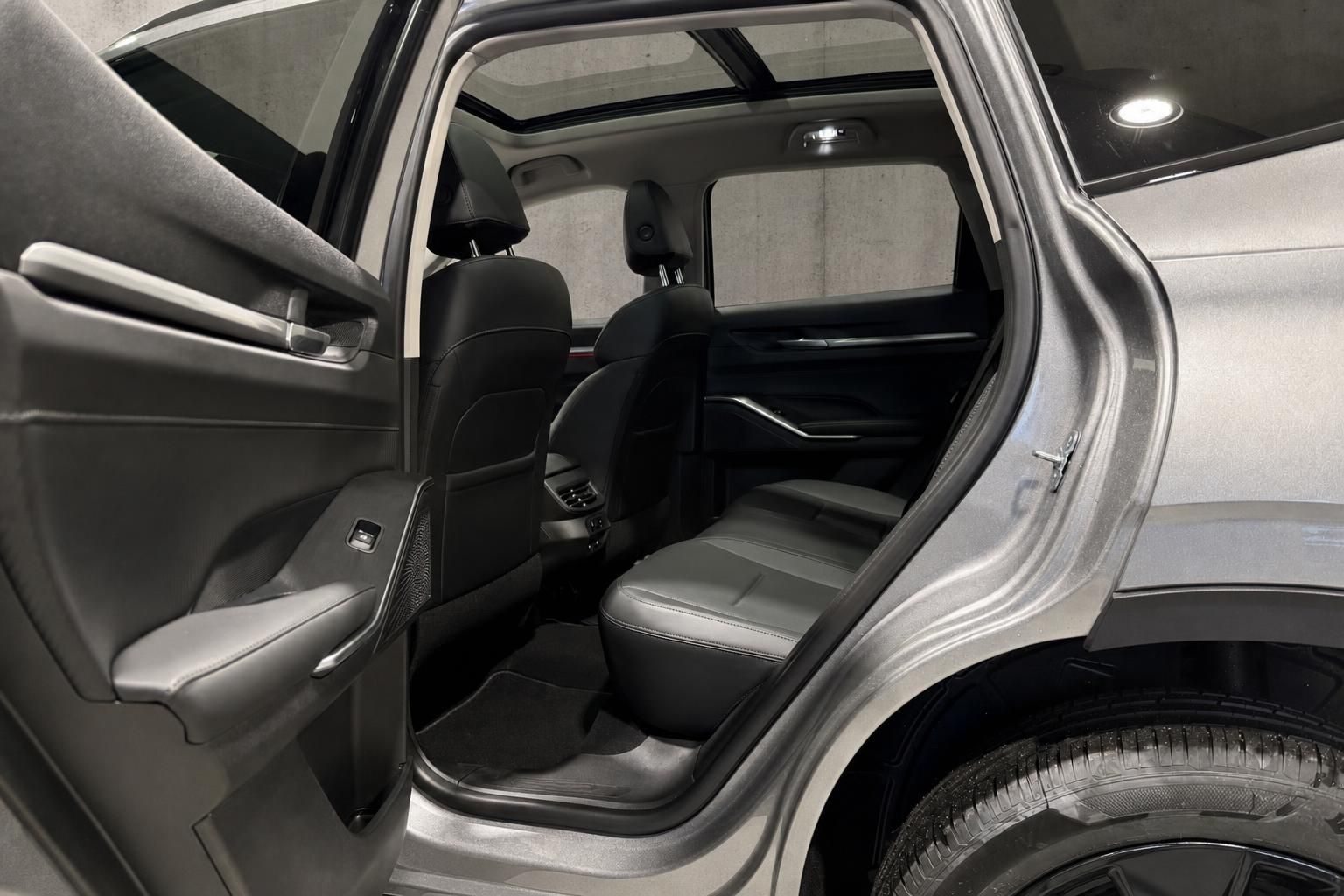 Rücksitze mit Lederpolsterung im Haval SUV, Blick durch geöffnete Tür