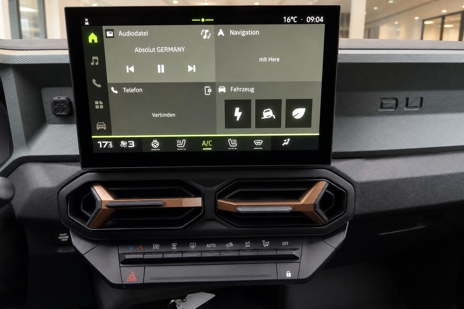 Dacia Duster Infotainment-Touchscreen mit Klimabedienung im Detail