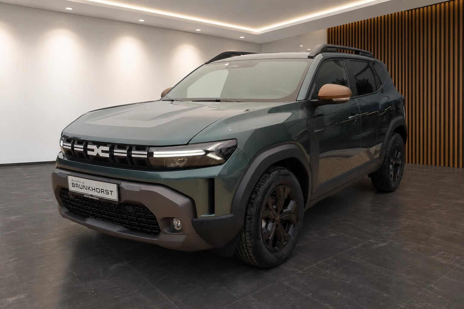 Dacia Duster in Grün metallic, Frontansicht schräg im Autohaus