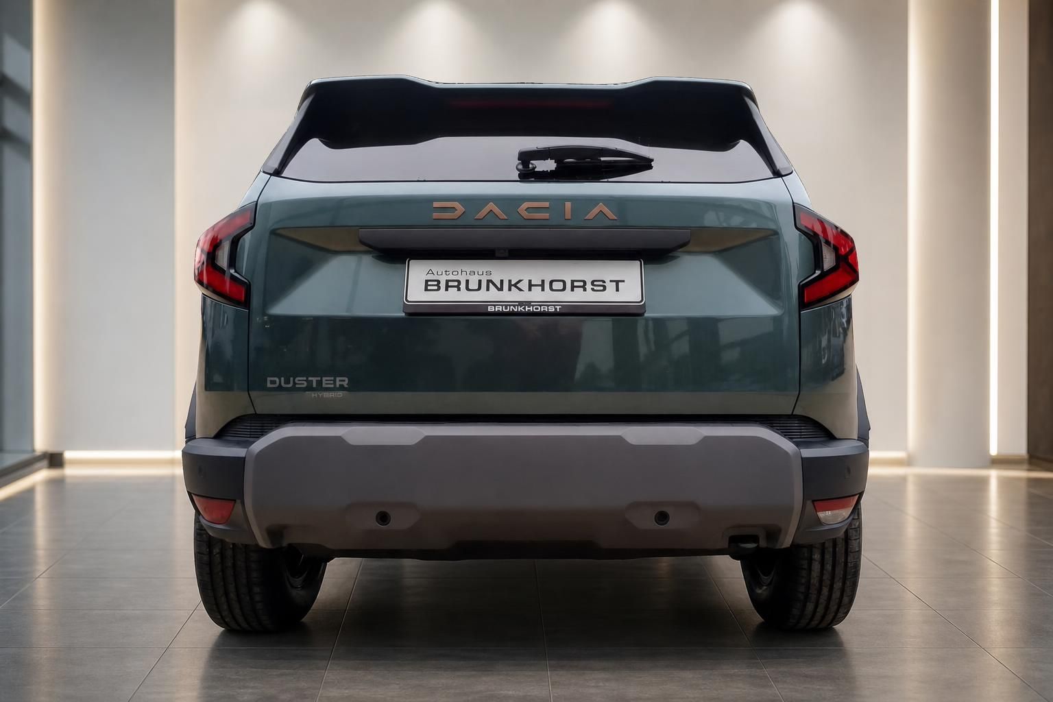 Dacia Duster Hybrid Heckansicht mit LED-Rückleuchten in der Ausstellung