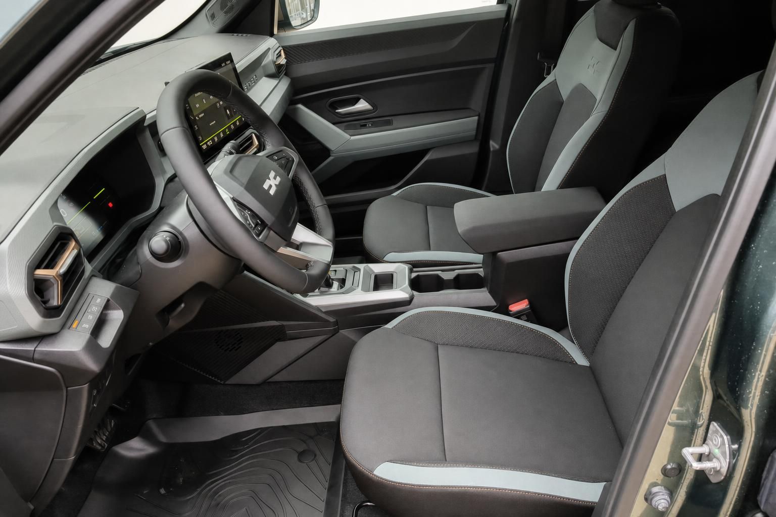 Dacia Duster Innenraum mit Sportsitzen und Cockpit im Detail