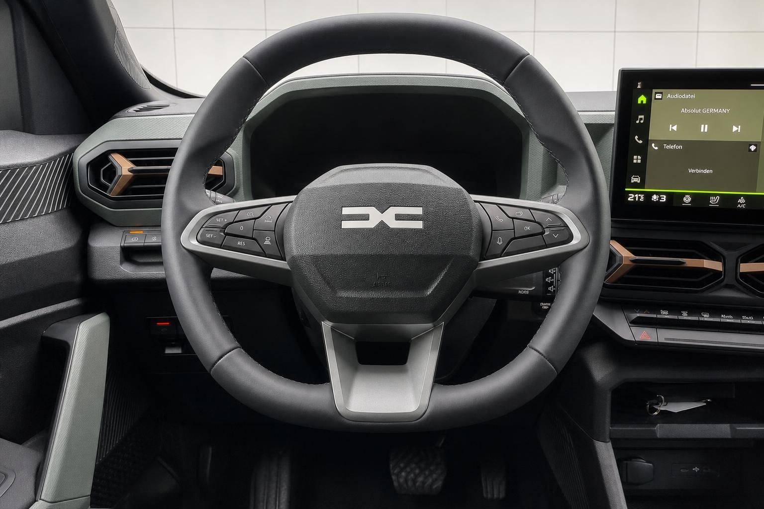 Dacia Duster Lenkrad mit Bedienelementen und Touchscreen im Detail