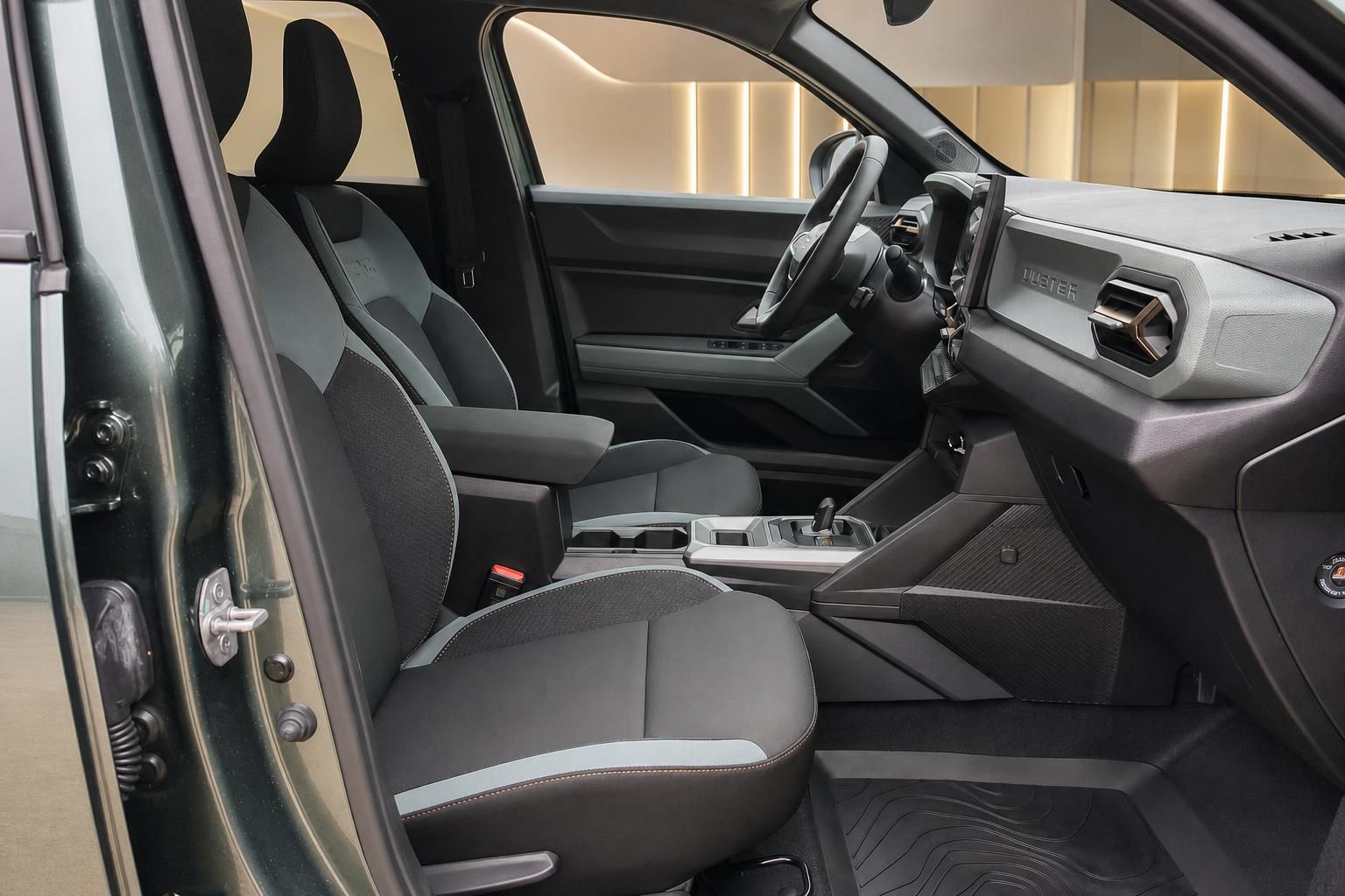 Dacia Duster Interieur mit Fahrersitz, Lenkrad und Mittelkonsole