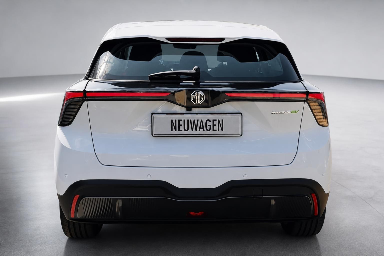 MG4 EV weiß Heckansicht frontal mit MG Logo und Kennzeichen