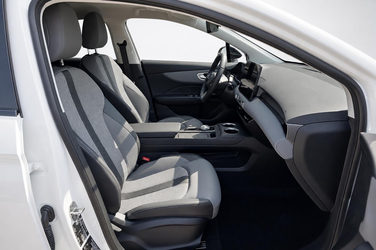 MG4 EV Innenraum Vordersitze und Cockpit mit Fahrersitzblick