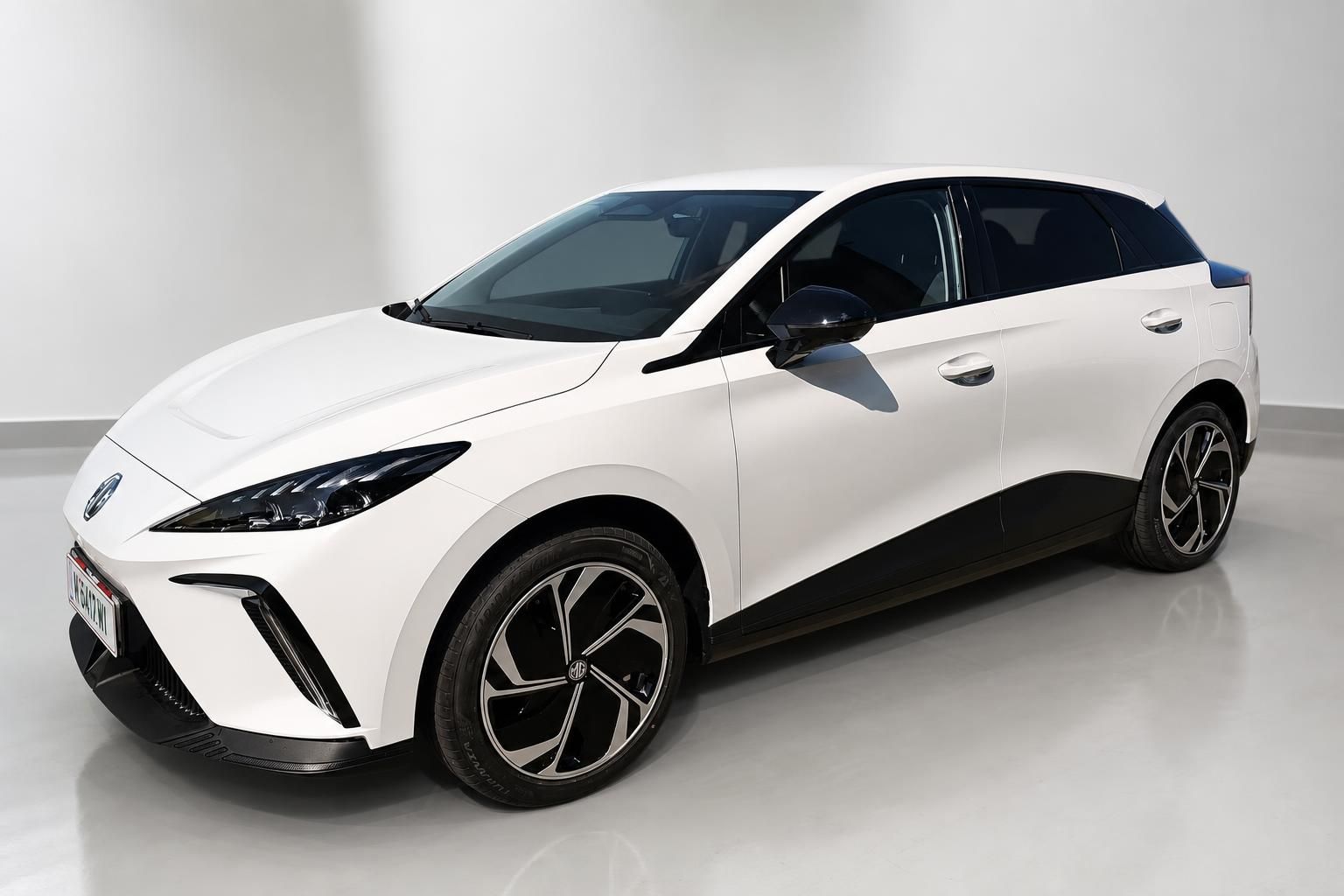 MG4 EV weiß Frontansicht schräg Elektroauto Kompakt-SUV