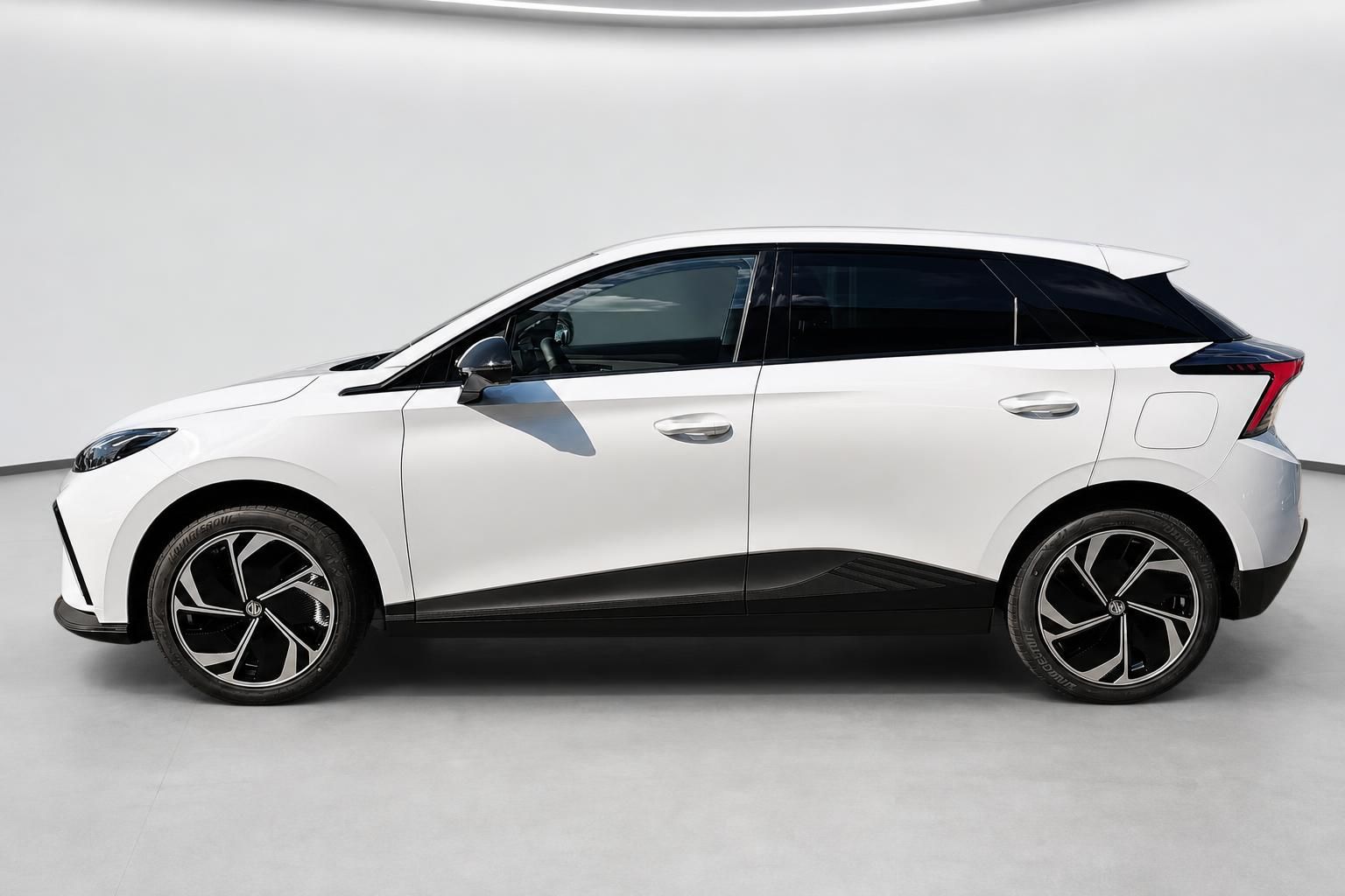MG4 EV weiß Seitenansicht Elektroauto Kompaktwagen Studio
