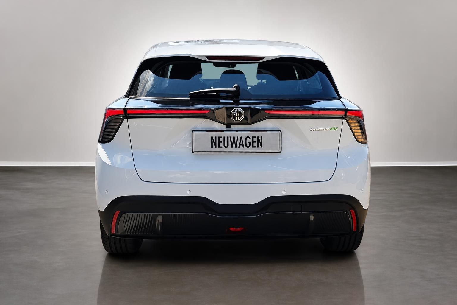 MG4 EV weiß Heckansicht Elektroauto Neuwagen im Autohaus