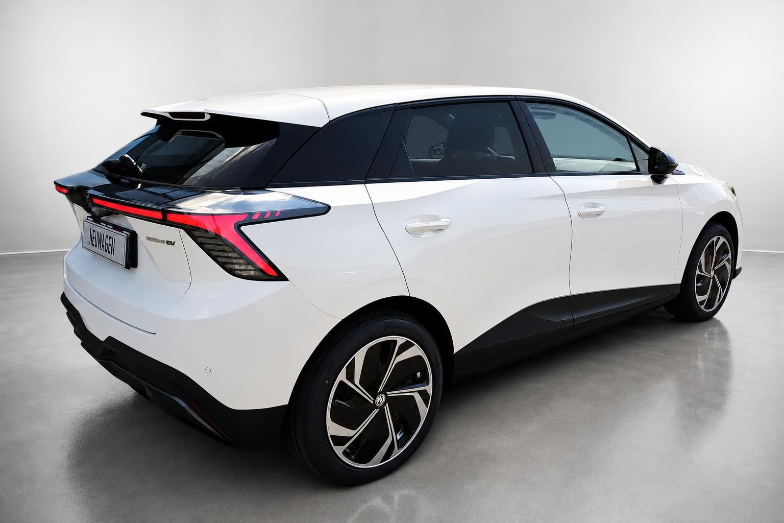 MG EV Neuwagen in Weiss, Heckansicht mit LED-Ruecklicht
