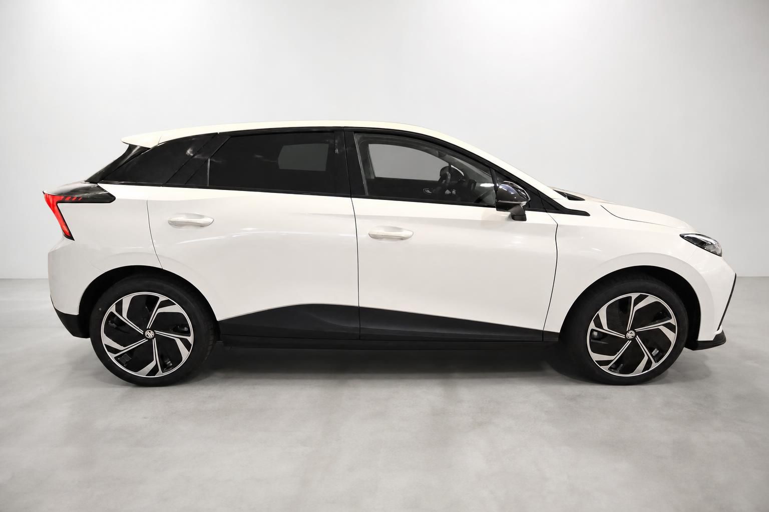 MG Elektro-SUV in Weiss, Seitenansicht im Studio