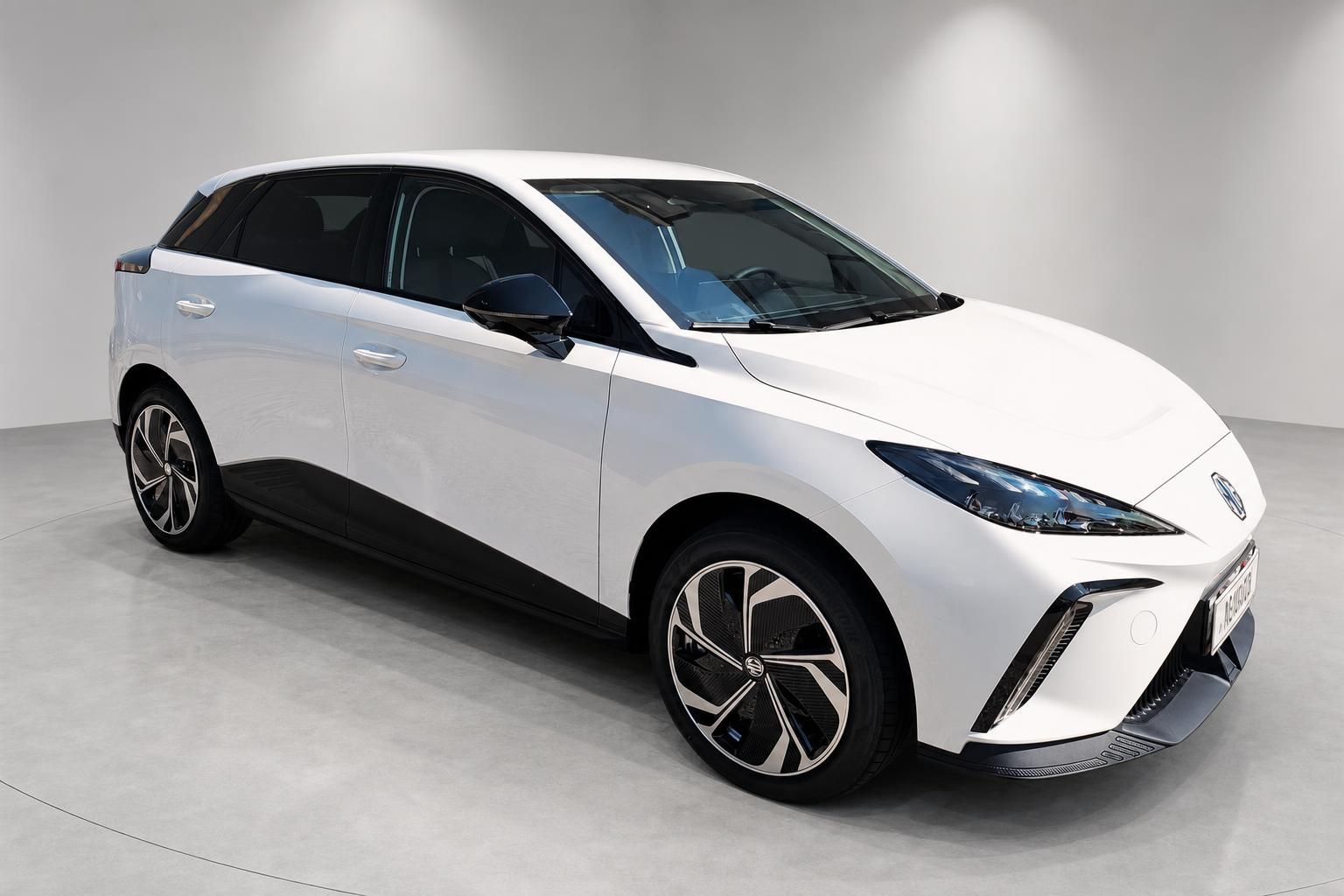 MG Elektroauto in Weiss, Frontansicht schraeg im Studio