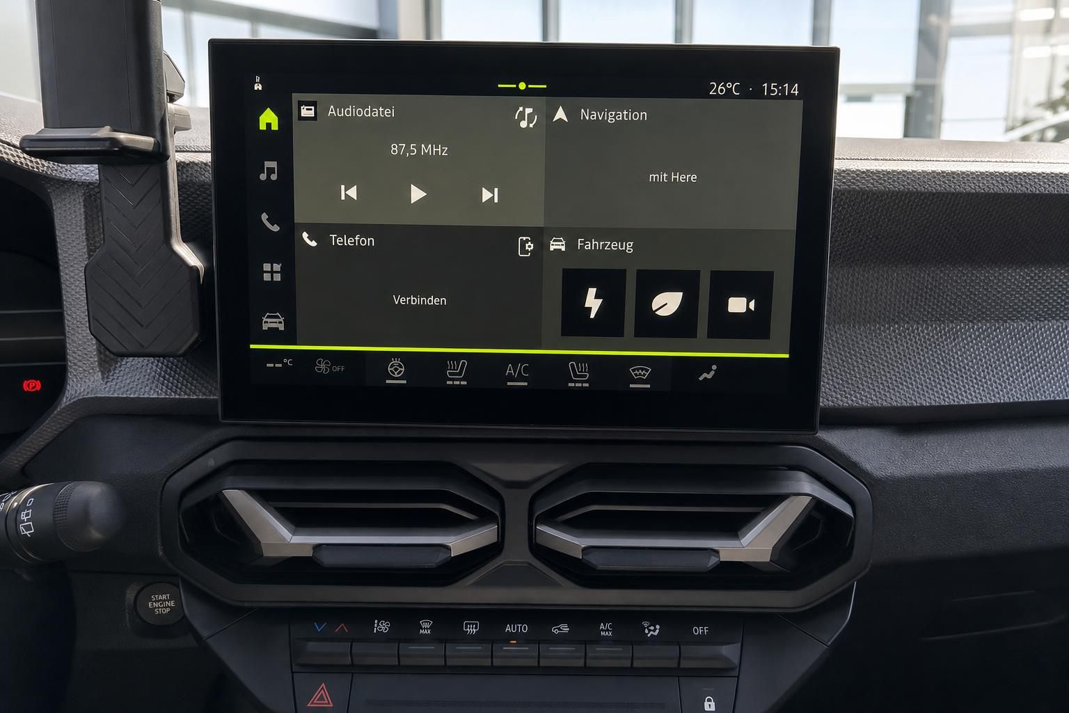 Fahrzeug-Infotainmentsystem mit Touchscreen, Navigation und Klimasteuerung