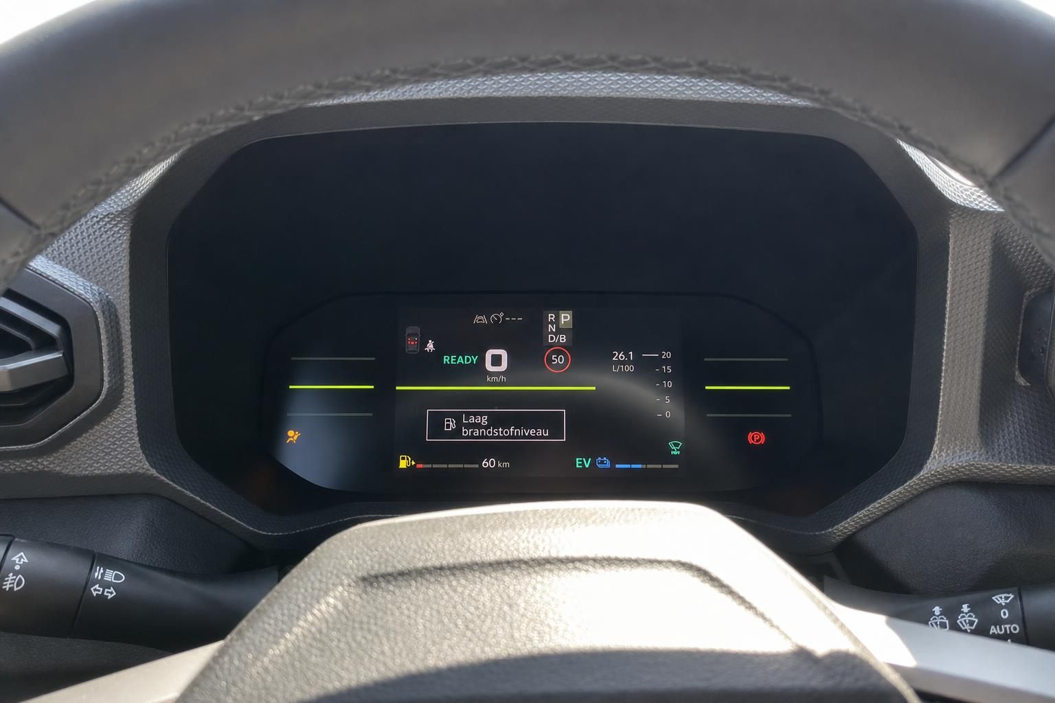Digitales Fahrzeug-Cockpit mit Tachostand, Elektrofahrzeug-Display und Lenkraddetails