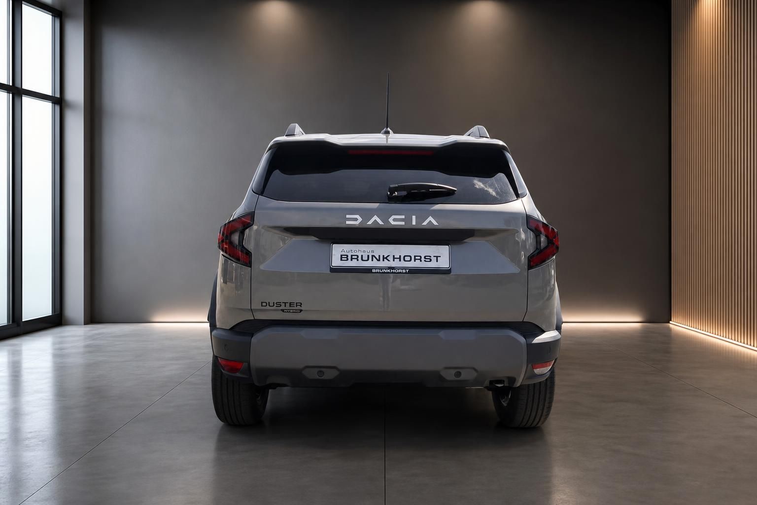 Dacia Duster Heckansicht in silber mit Autohaus Brunkhorst Kennzeichen