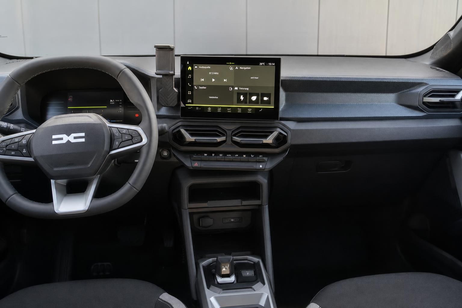 Dacia Innenraum mit schwarzem Armaturenbrett und modernem Infotainment-System