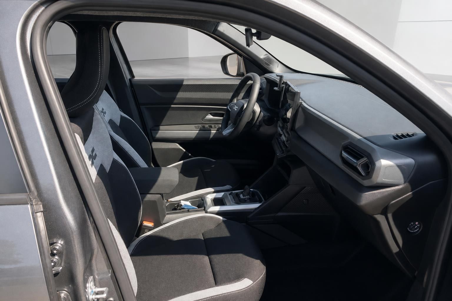 Fahrzeug-Innenraum mit schwarzen Sportsitzen, Mittelkonsole und modernem Dashboard