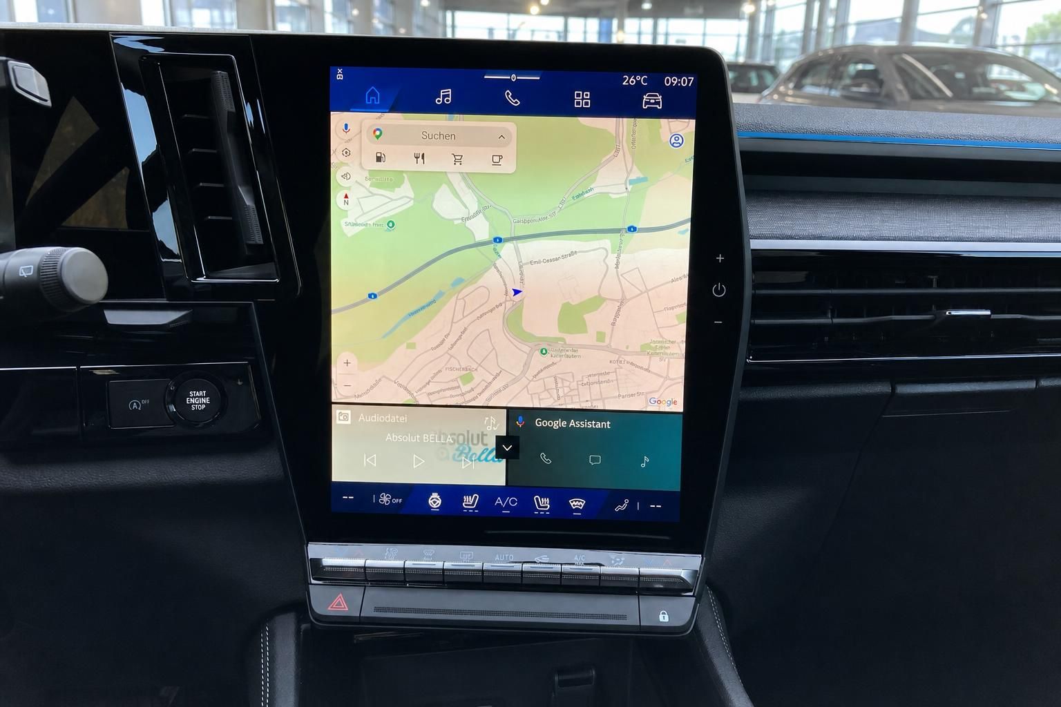 Infotainment-Bildschirm mit Navigationskarte im Fahrzeug Cockpit