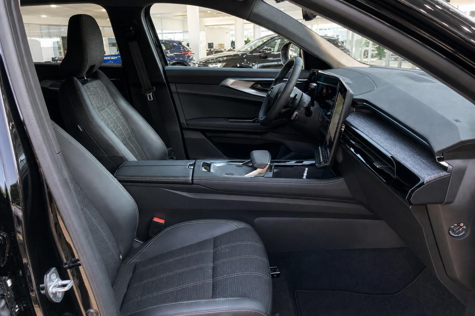 Fahrzeuginnenraum mit Vordersitzen und Cockpit im Detail