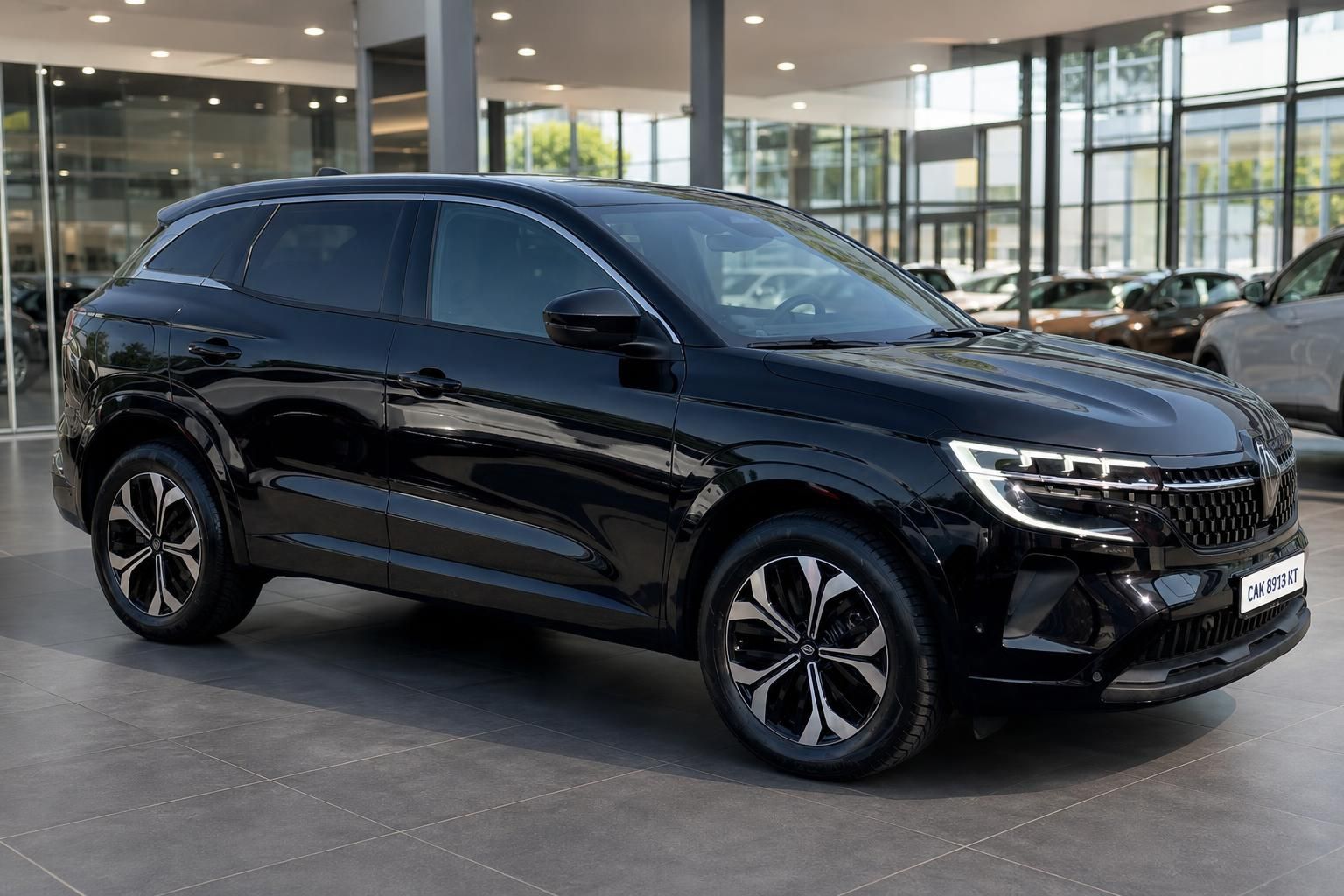 Renault Austral schwarz Frontansicht seitlich im Showroom