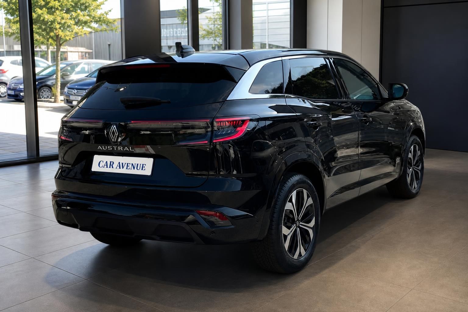 Renault Austral schwarz Heckansicht im Autohaus Showroom