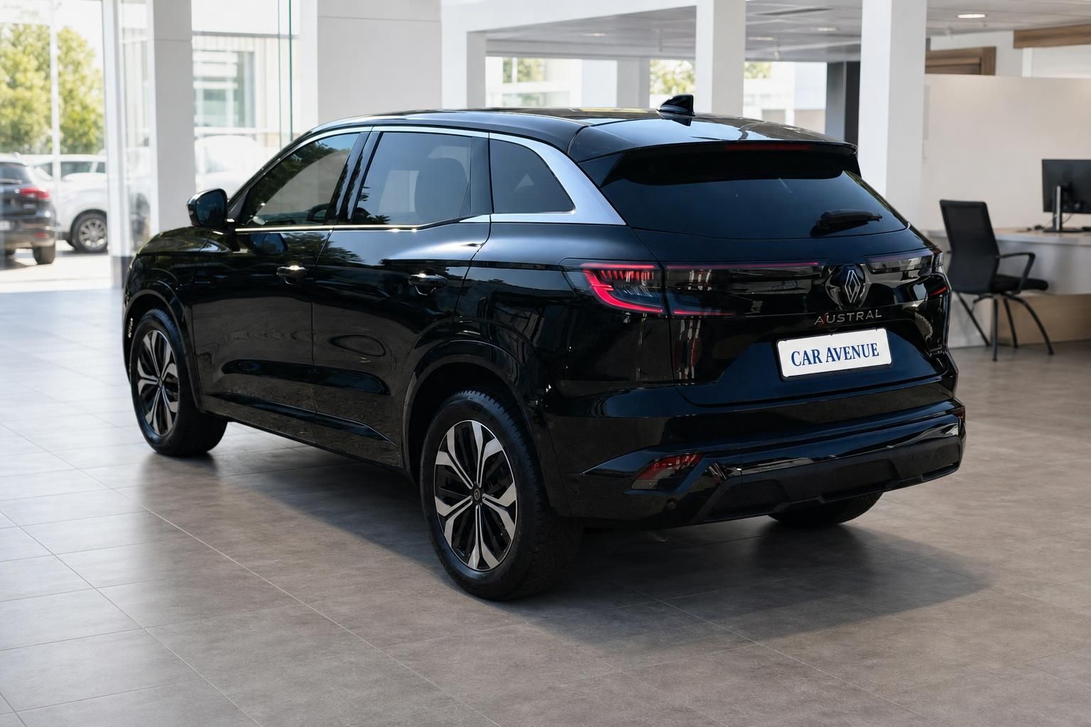 Renault Austral schwarz Heckansicht seitlich im Showroom