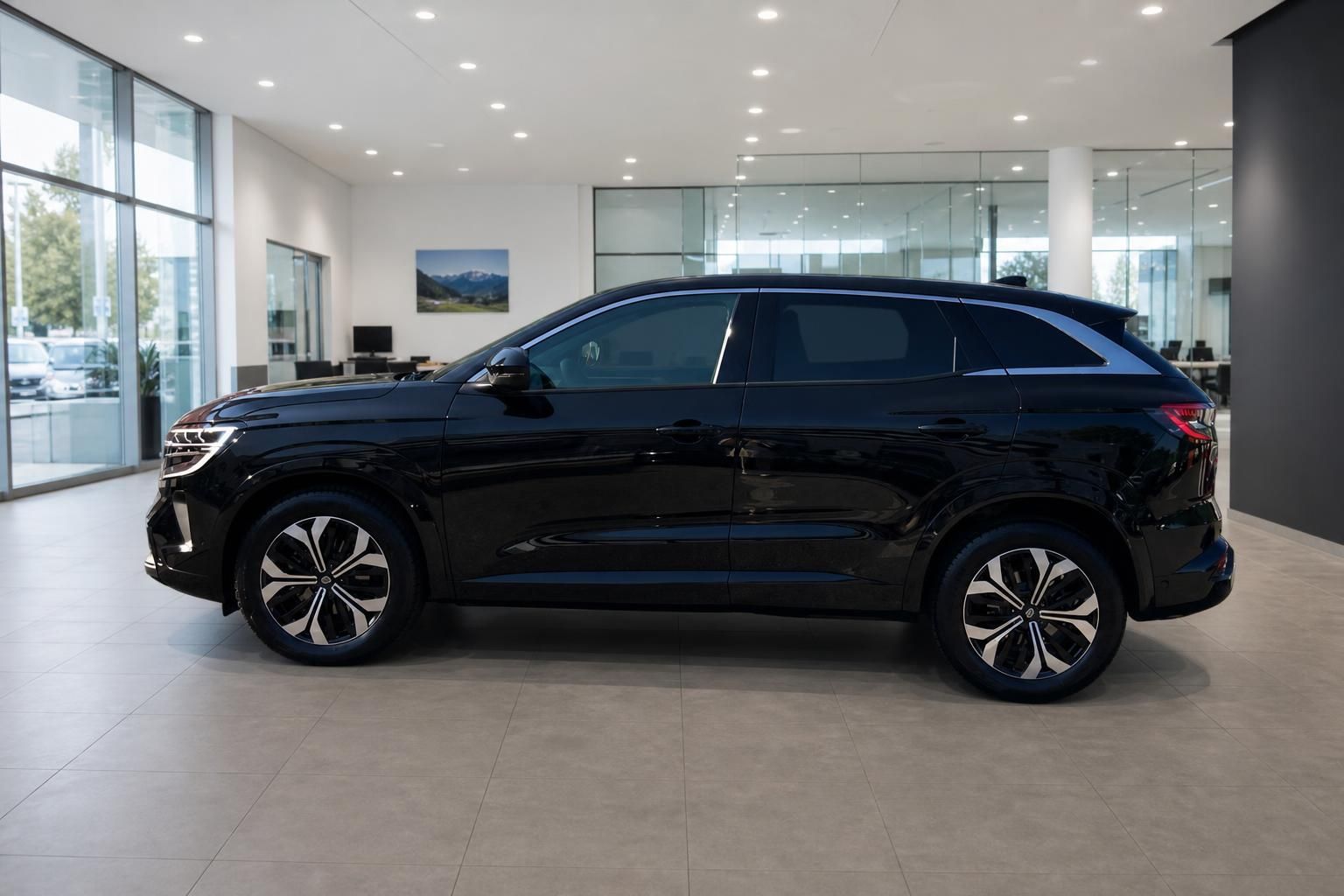 Renault Austral schwarz Seitenansicht im Autohaus Showroom