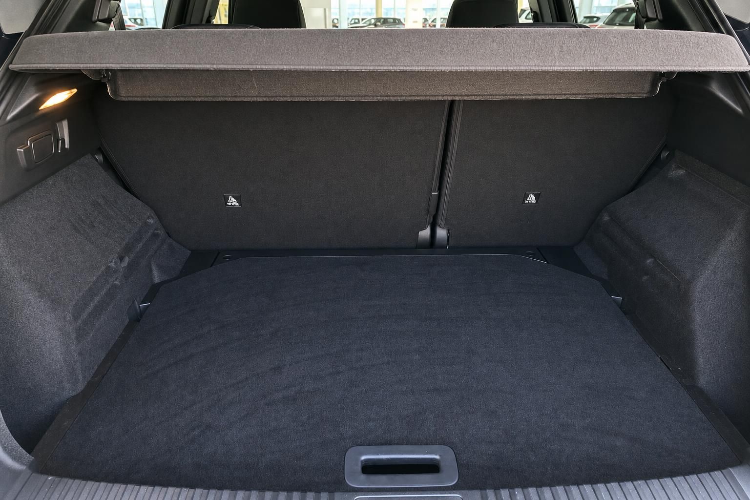 Kofferraum mit umgeklapptem Ladeboden und Gepaeckraumabdeckung im SUV