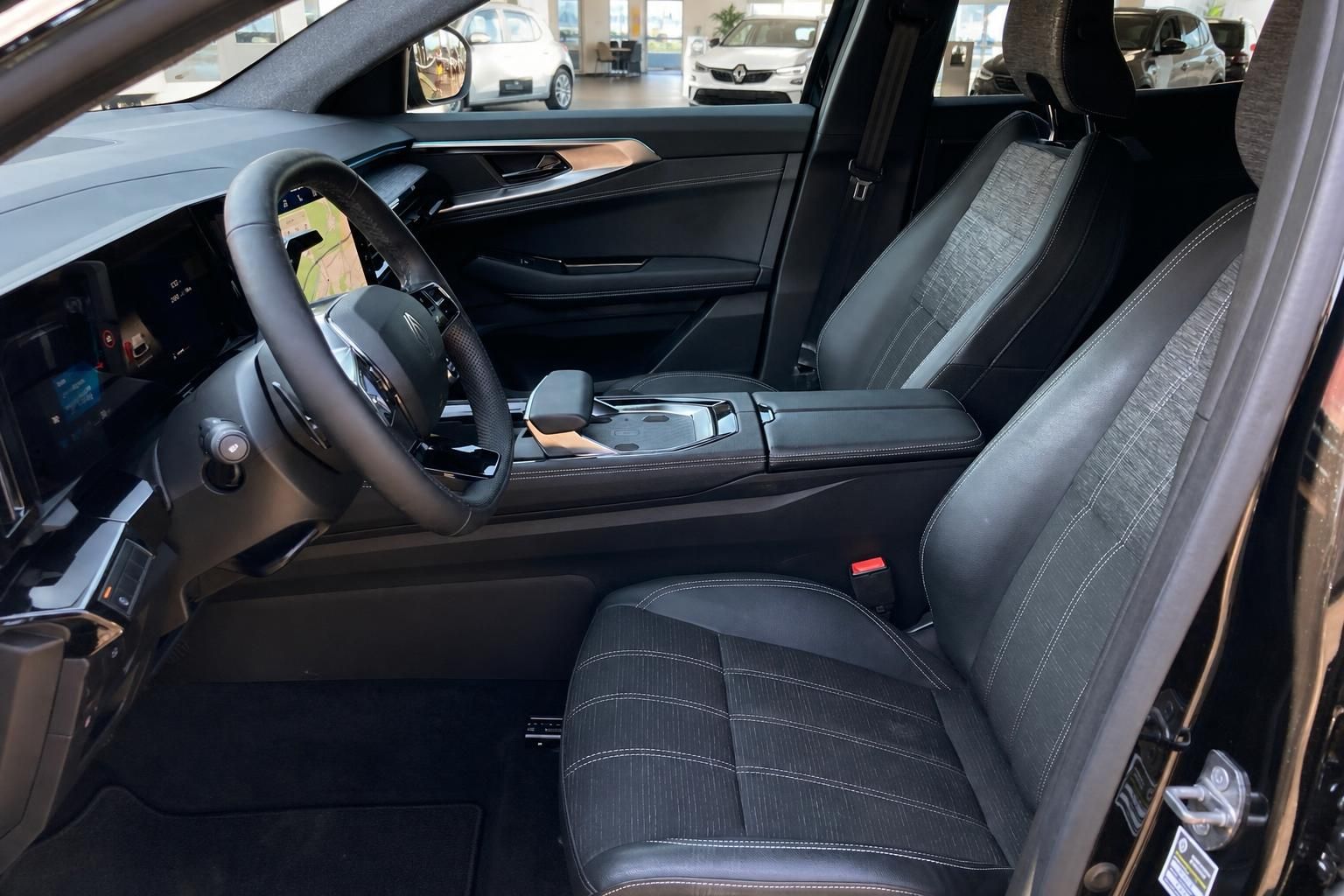 Fahrersitz und Cockpit mit Lenkrad und Mittelkonsole im Innenraum