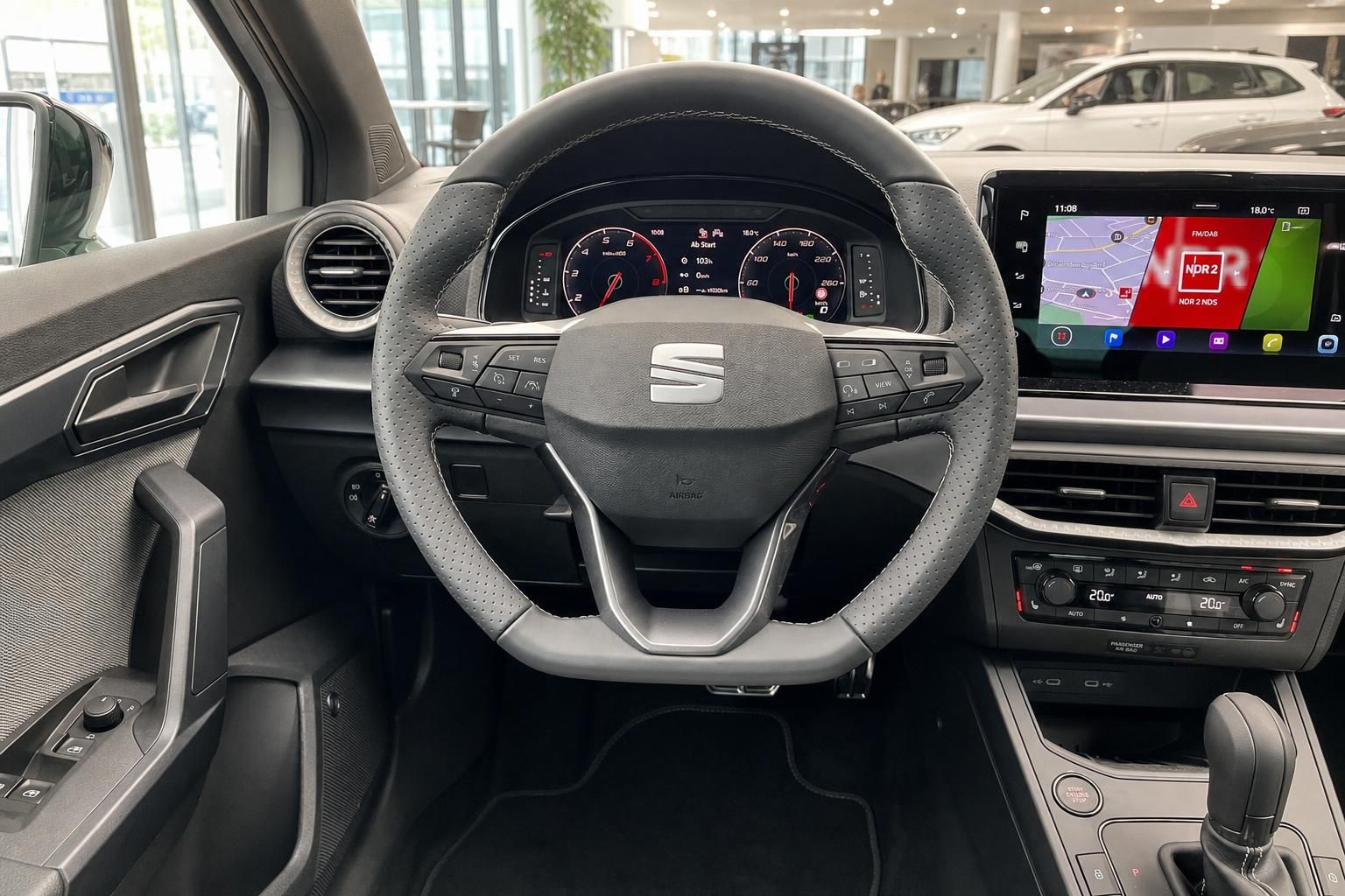 Seat Cockpit mit Lenkrad, Tacho und Infotainment-Display