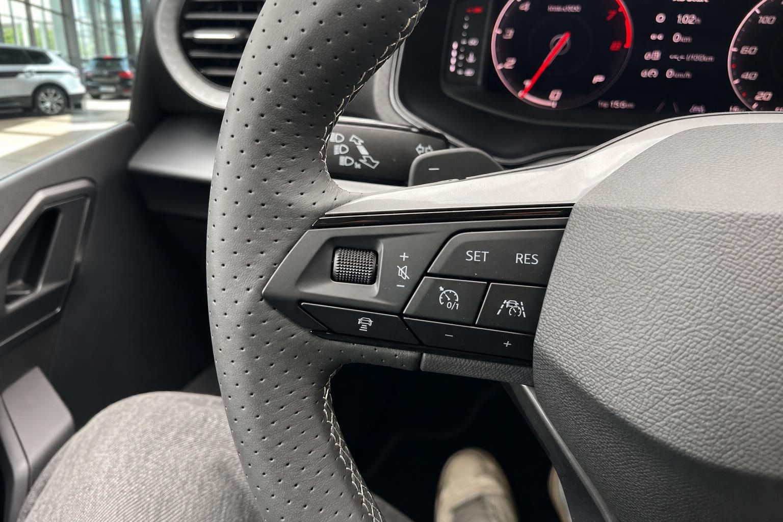 Multifunktionslenkrad mit Tempomat-Bedienung im Cockpit