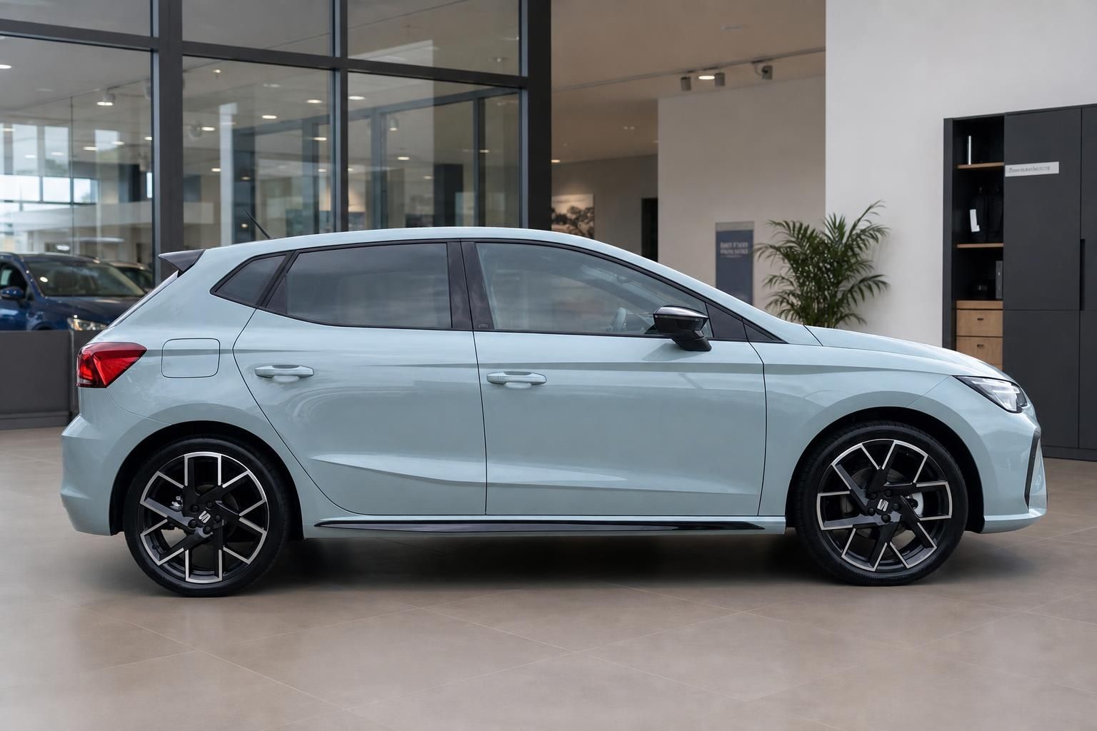 Seat Ibiza FR hellblau, seitliche Ansicht im Autohaus
