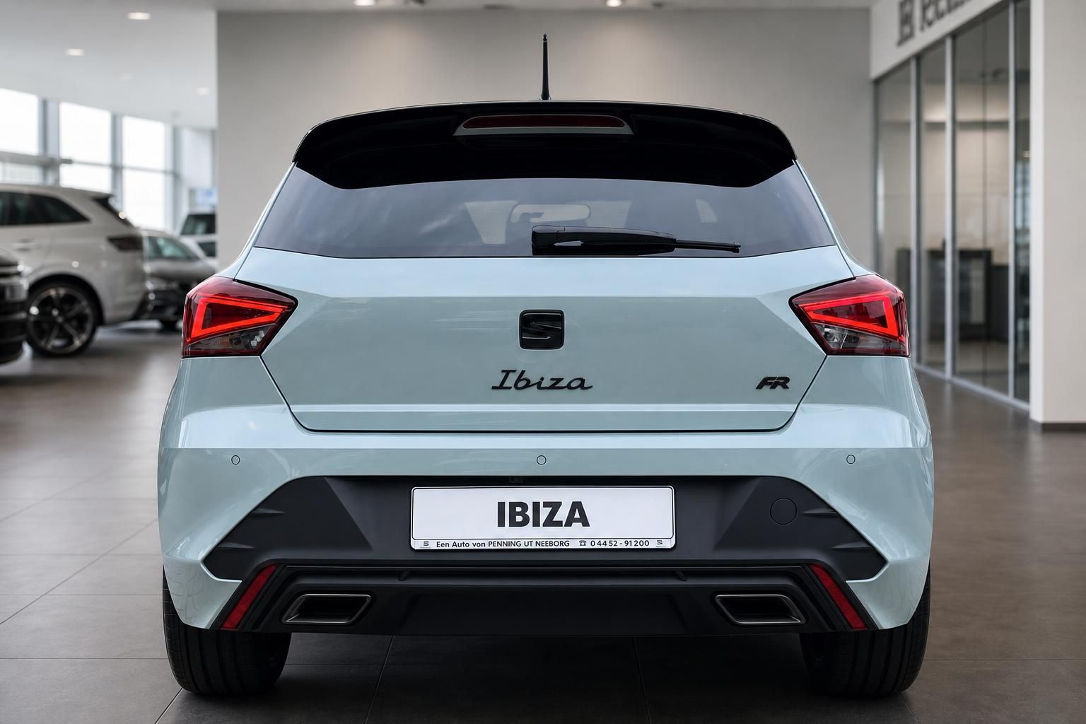 SEAT Ibiza FR Heckansicht mintgrün in Autohaus-Ausstellung