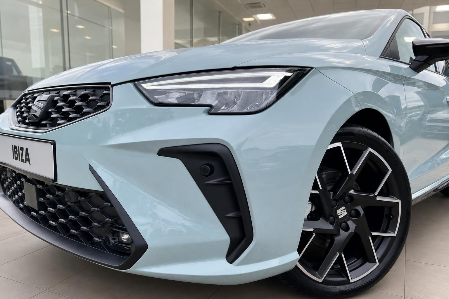 SEAT Ibiza Frontpartie Detail mit LED-Scheinwerfer und Alufelge