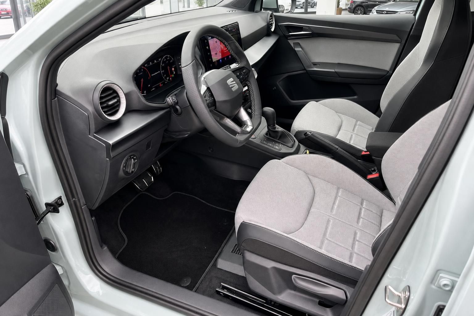SEAT Ibiza Innenraum Cockpit mit Lenkrad und Vordersitzen