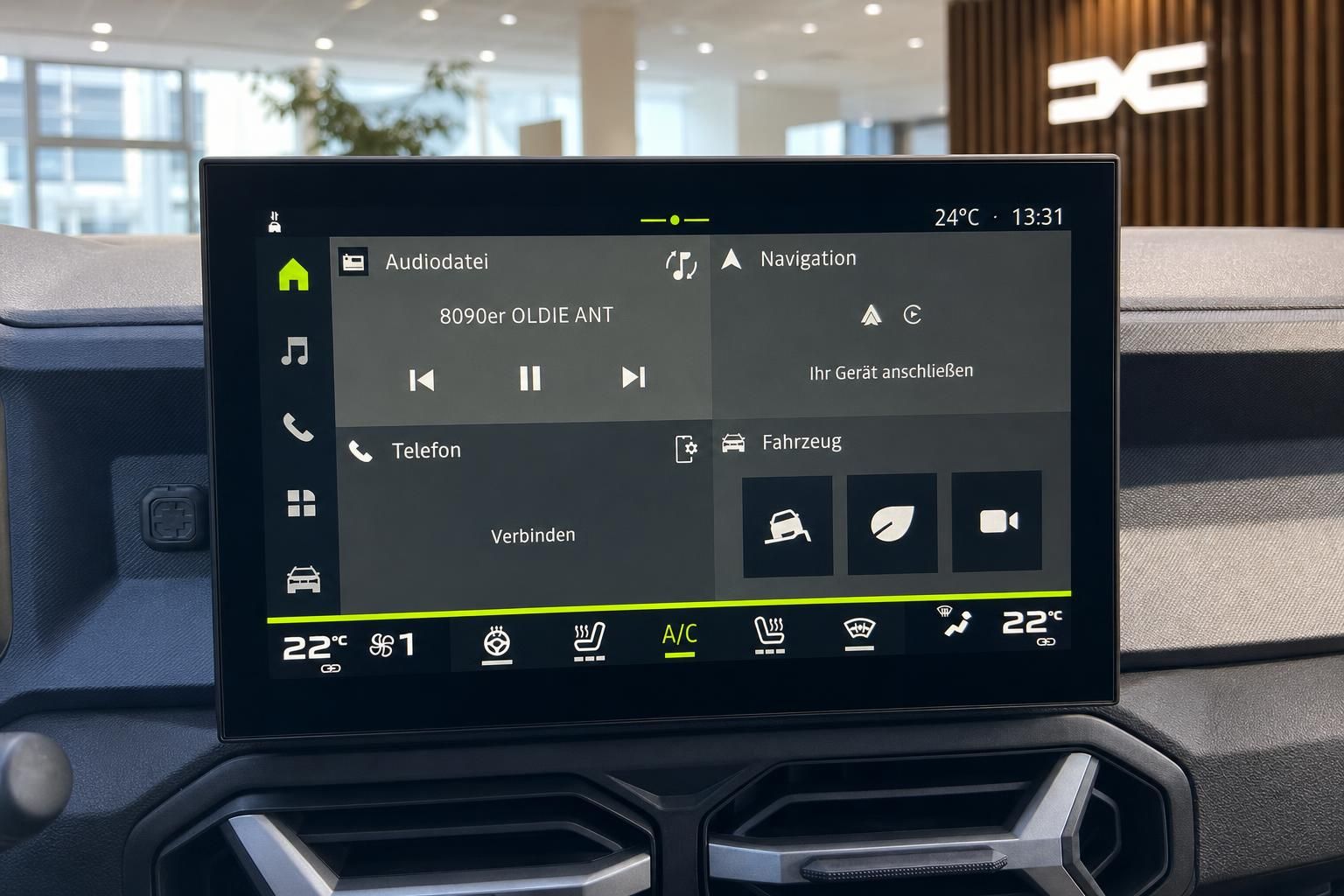 Infotainment-Display mit Navigation und Fahrzeugfunktionen im Fahrzeuginnenraum