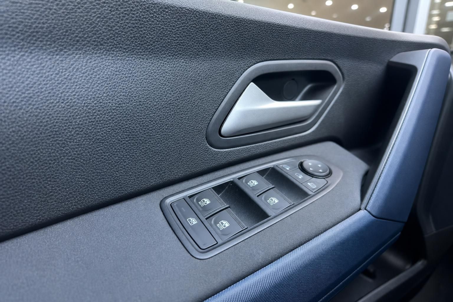 Dacia Türverkleidung mit Fensterheber-Bedienelementen im Detail