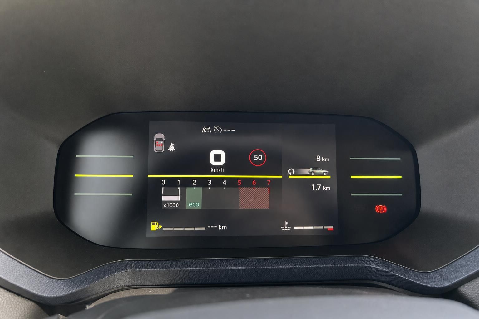Digitales Kombiinstrument mit Tacho und Fahrzeuganzeigen im Cockpit