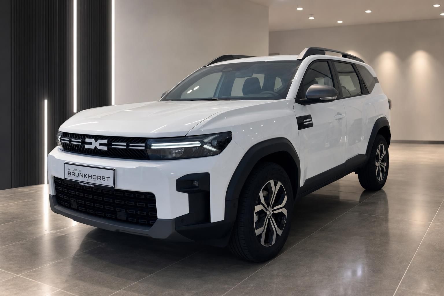 Weißer Dacia Bigster SUV Frontansicht seitlich im Autohaus Brunkhorst