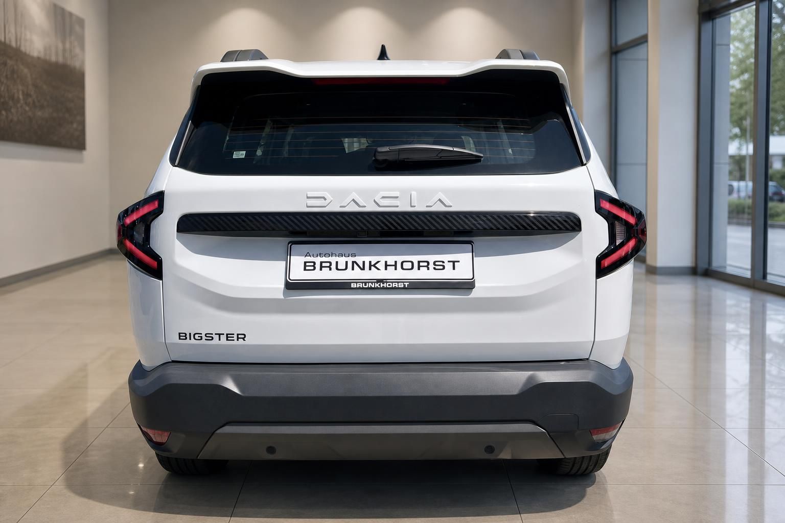 Dacia Bigster weiß Heckansicht mit LED-Rückleuchten im Autohaus Brunkhorst