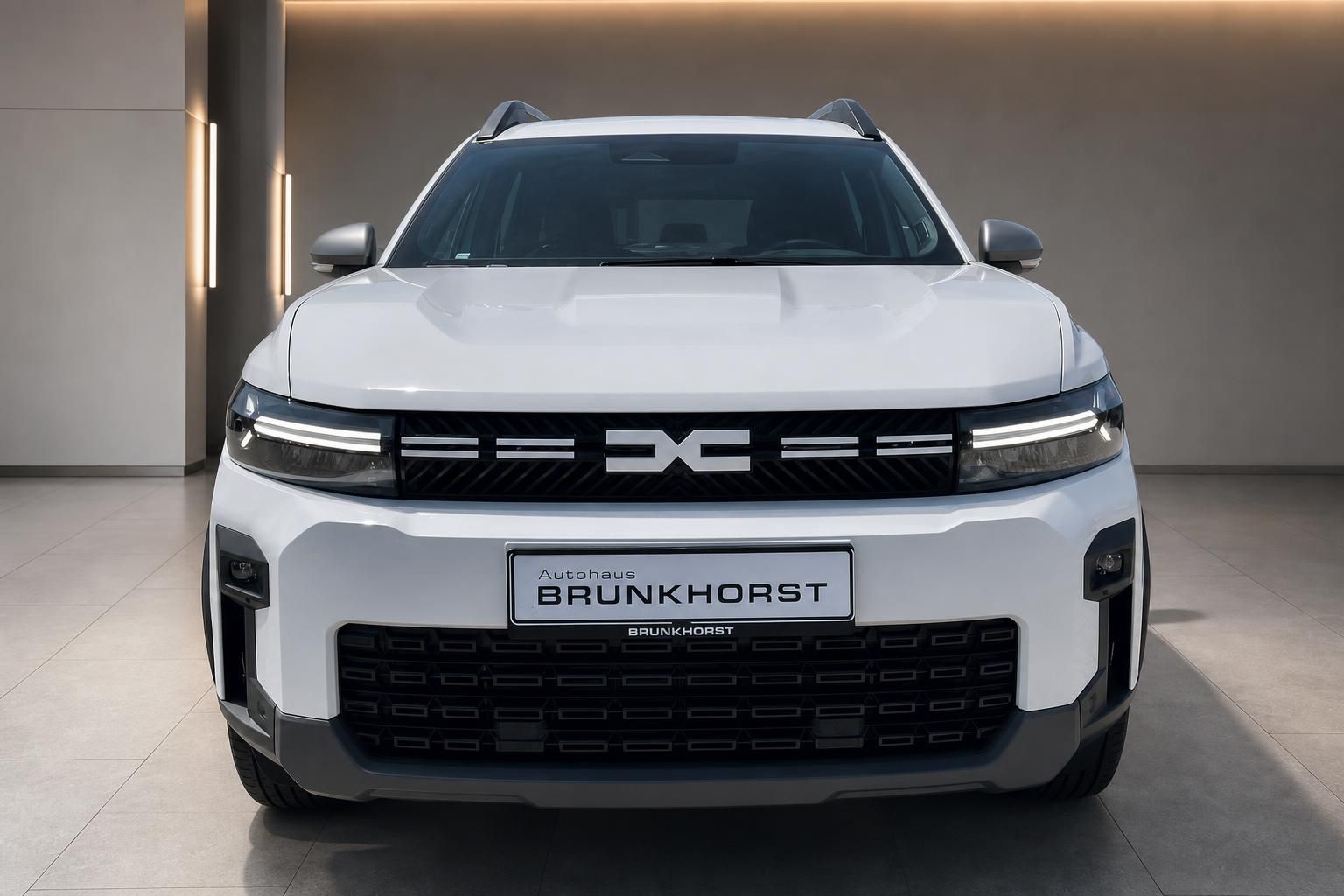 Dacia Bigster weiß Frontansicht mit LED-Scheinwerfern im Autohaus Brunkhorst