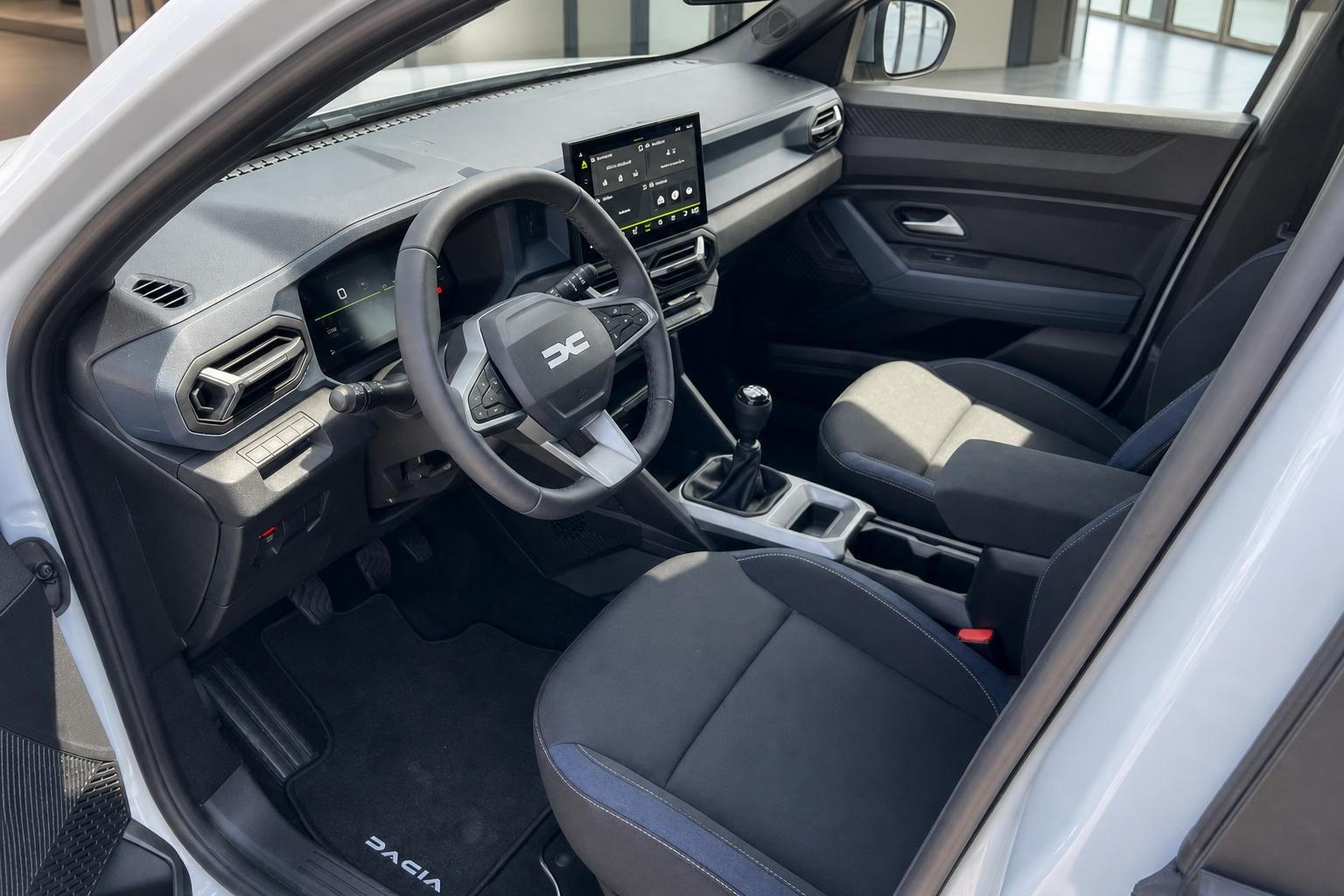 Dacia Innenraum Vorderseite mit Fahrersitz und Schaltgetriebe