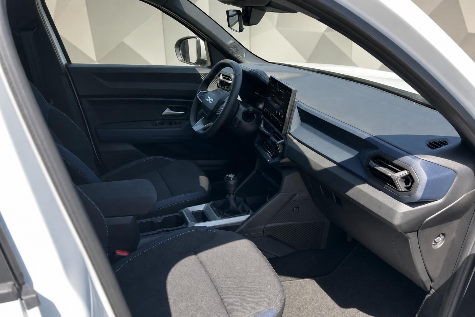 Dacia Bigster Innenraum Fahrersitz und Armaturenbrett Detailansicht