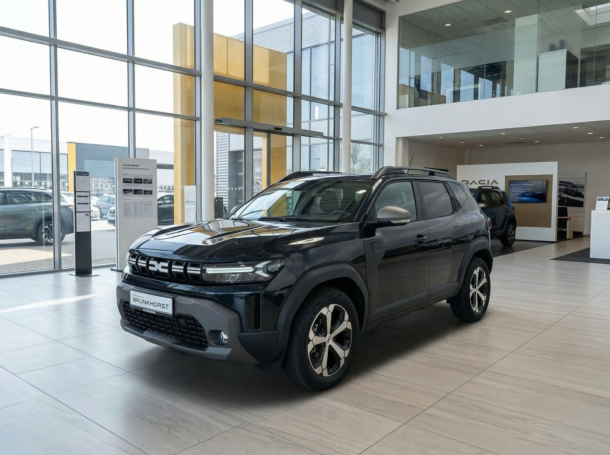 Schwarzer Dacia SUV im Autohaus Showroom - moderne Frontansicht mit Dachträger