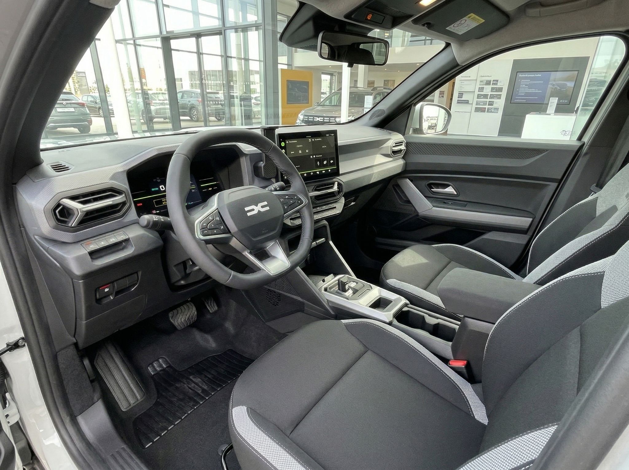Dacia Innenraum schwarz-grau mit Touchscreen, Lenkrad und Stoffsitzen