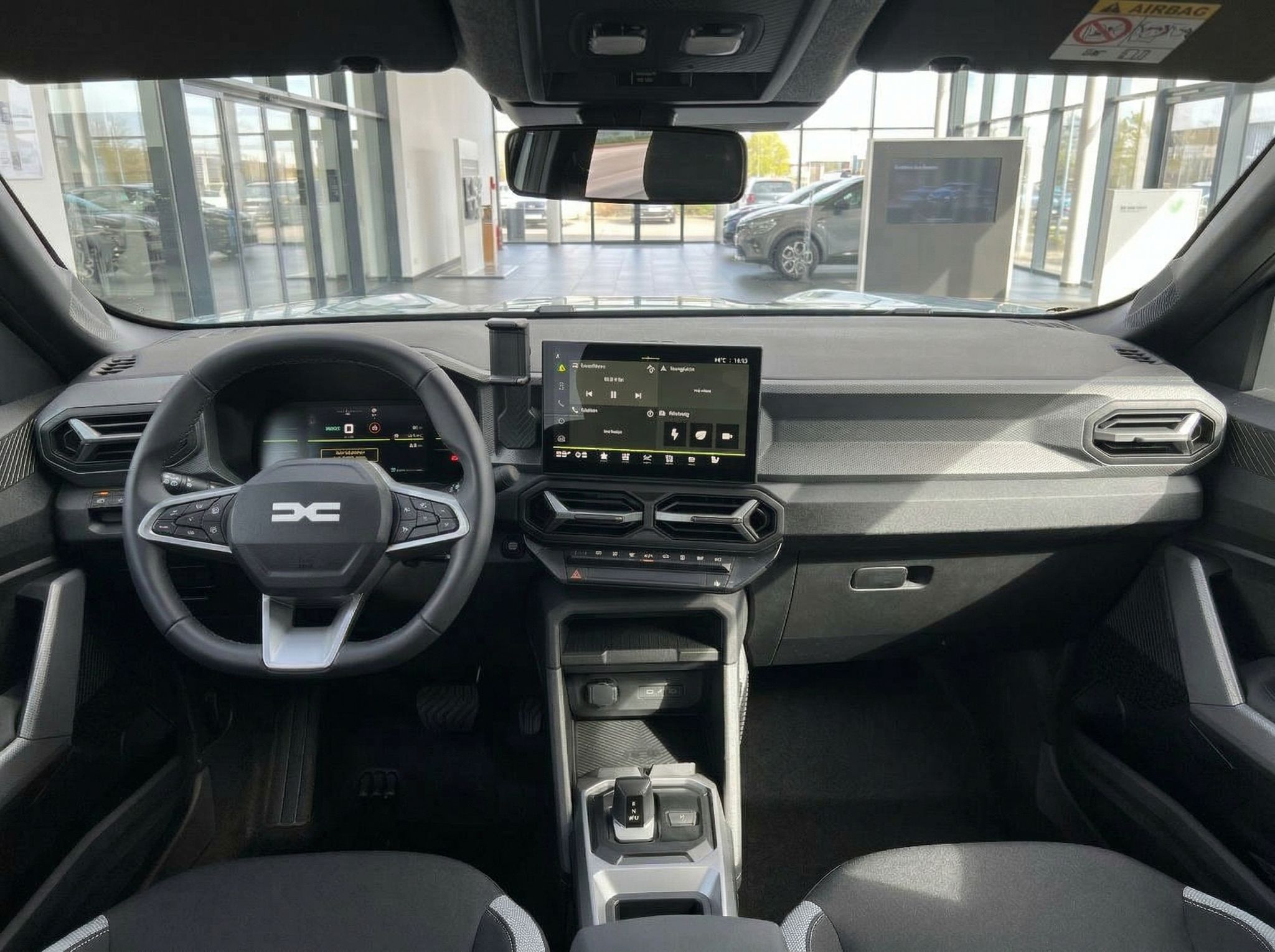 Modernes Fahrzeug-Cockpit mit digitaler Anzeige, Lenkrad und Touchscreen-Display im Innenraum