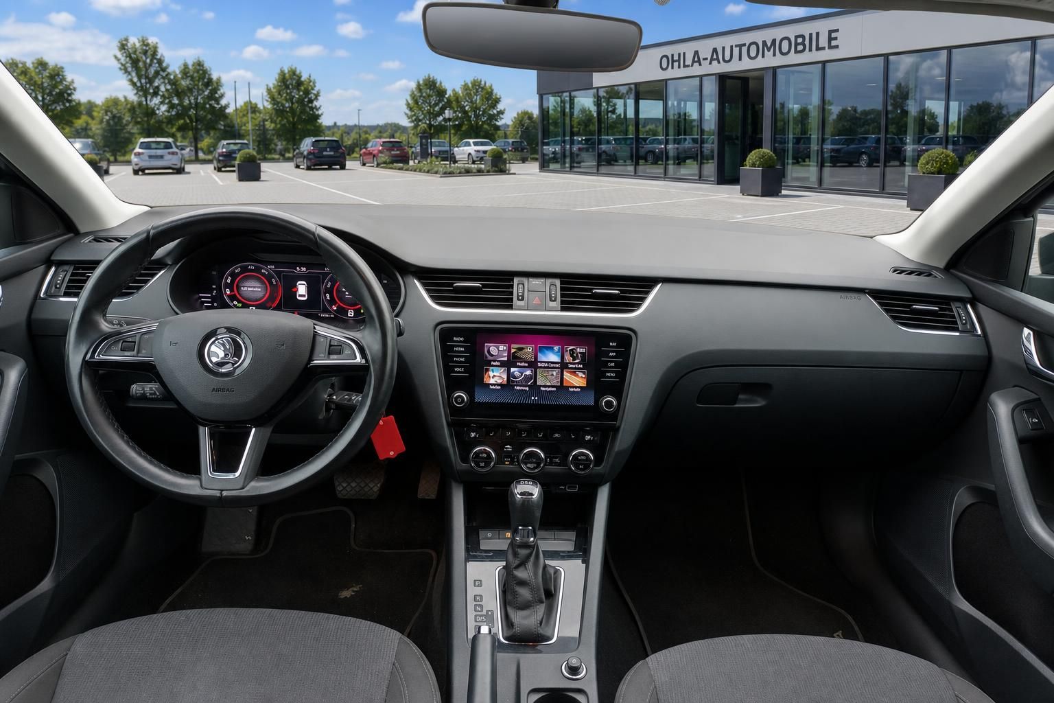 Skoda Octavia Cockpit mit Lenkrad und Infotainment Display